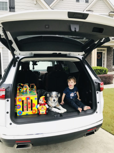Looking for an SUV that can be your daily driver, offers great safety + tech and handles road trips? Read my 2018 Chevrolet Traverse review and see why it's the perfect family SUV. #CarReview #ChevyTraverse #FamilyTravel #Traverse #Chevrolet #ChevyLife #SUVReview 2018 Chevrolet Traverse, Chevy Traverse Review, Chevrolet Traverse Review, Chevrolet SUV Review, Traverse SUV Review